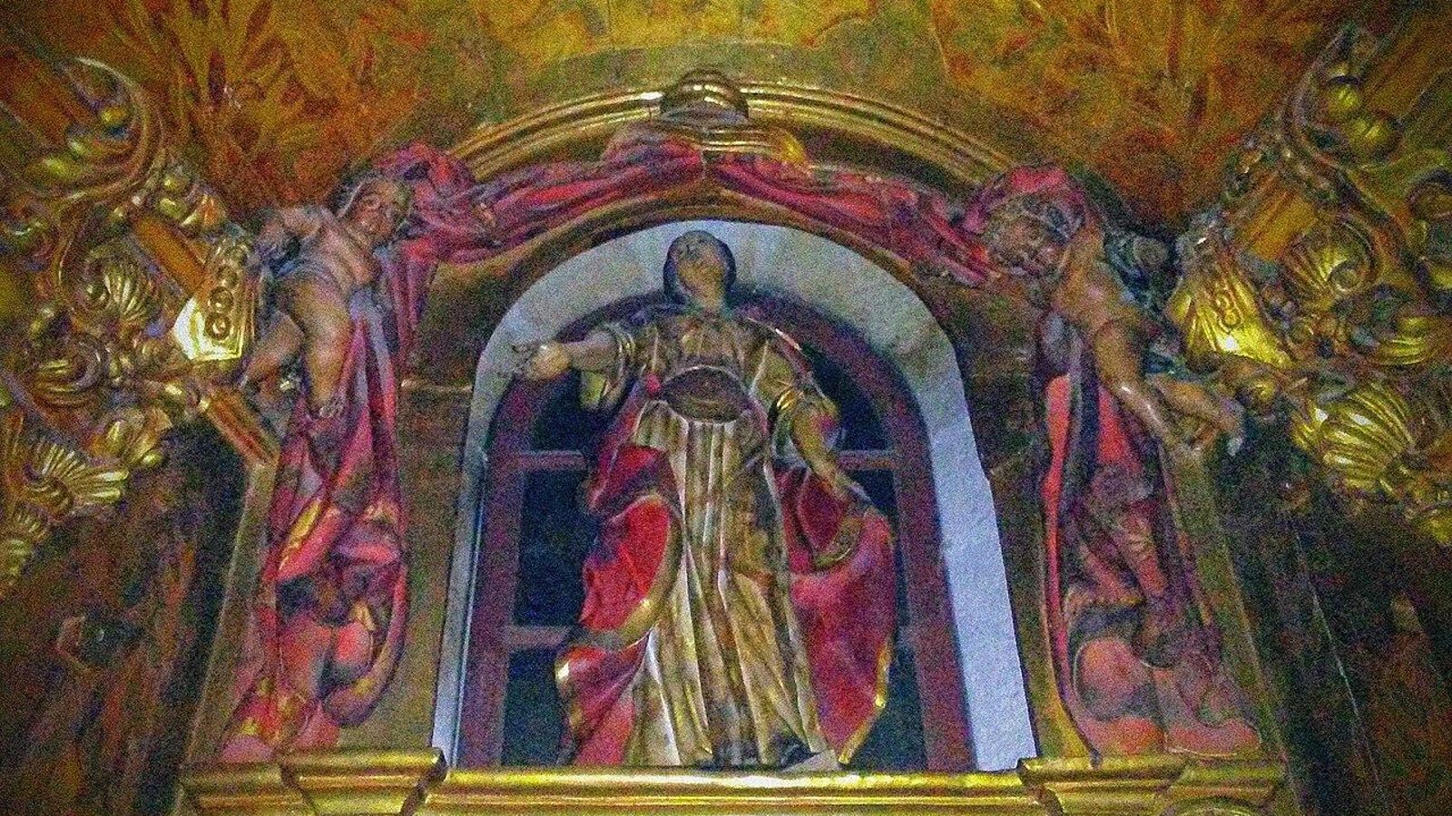 Altar de Santa Eufemia en la Catedral de Orense. Sus reliquias se custodian en la urna situada detrás de la estatua.