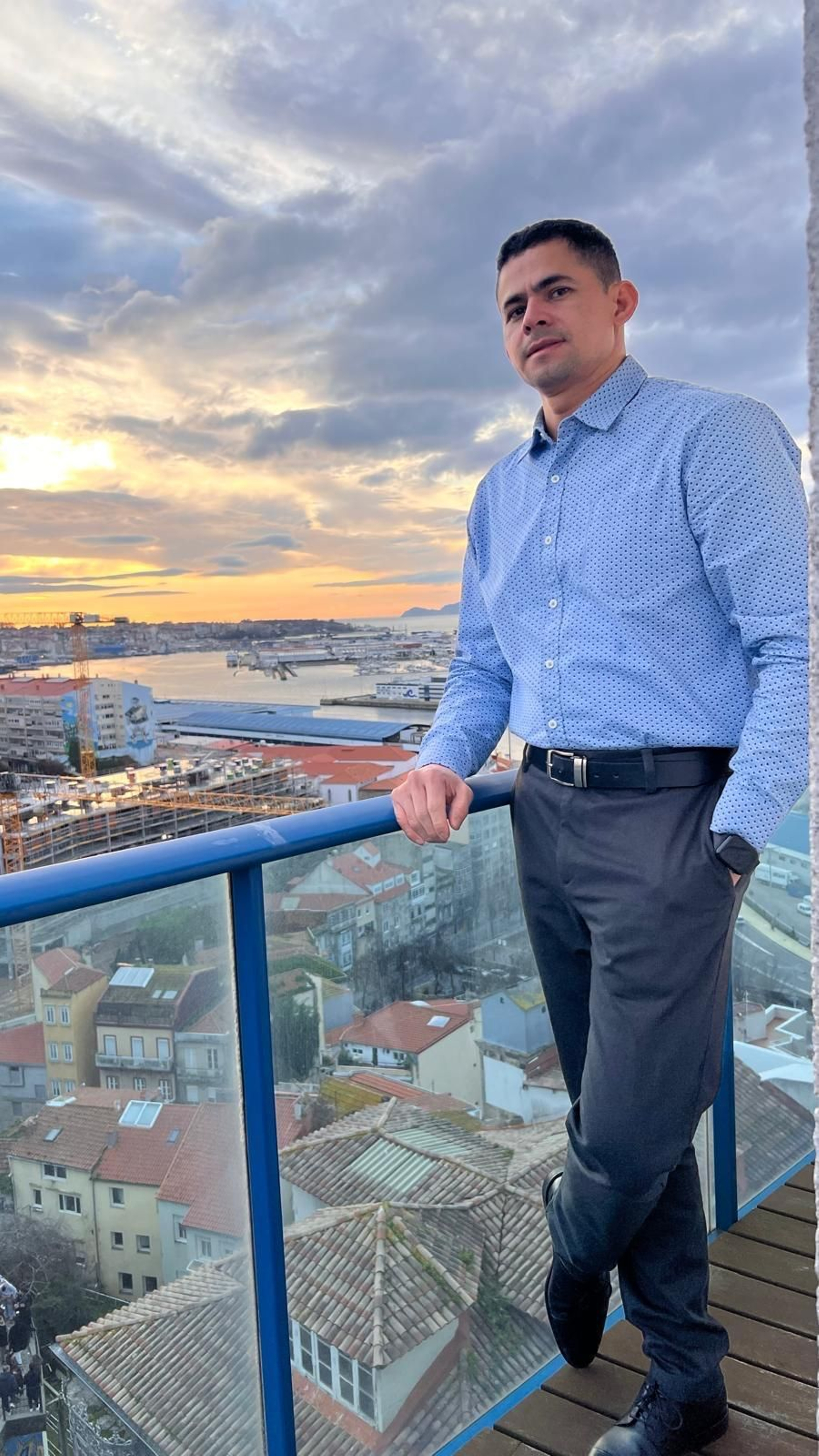 Víctor, desde un alto sobre la Ría de Vigo