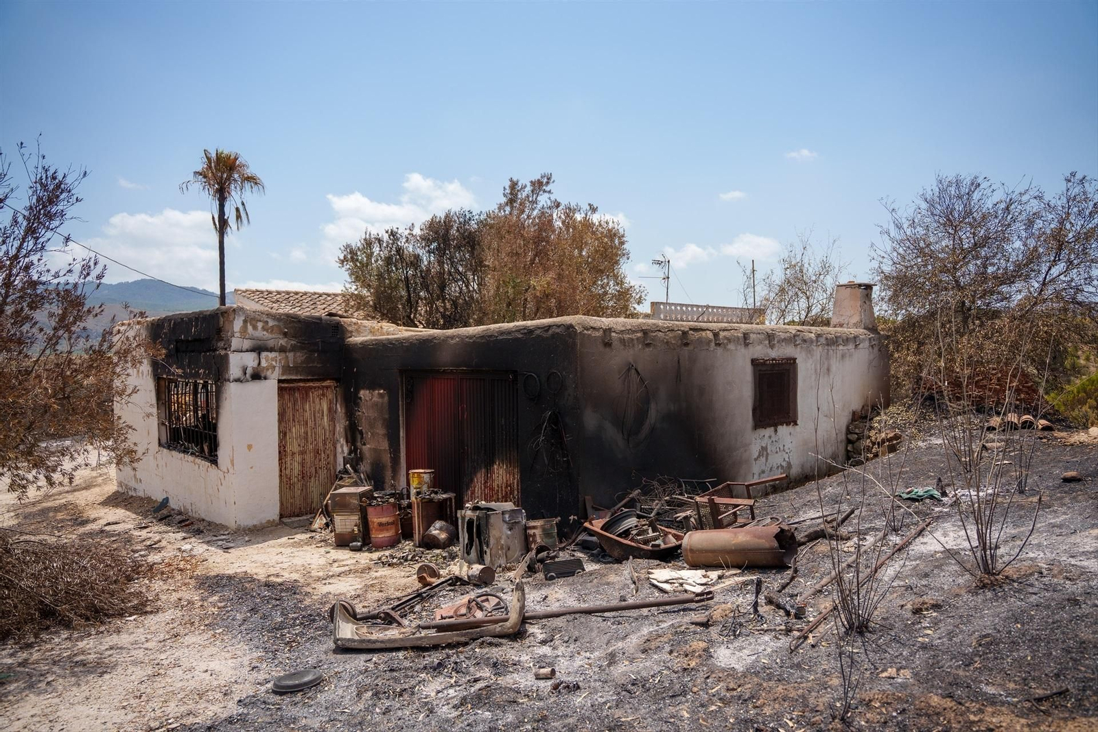 Una vivienda afectada por las llamas del incendio forestal de Los Gallardos en Almería.