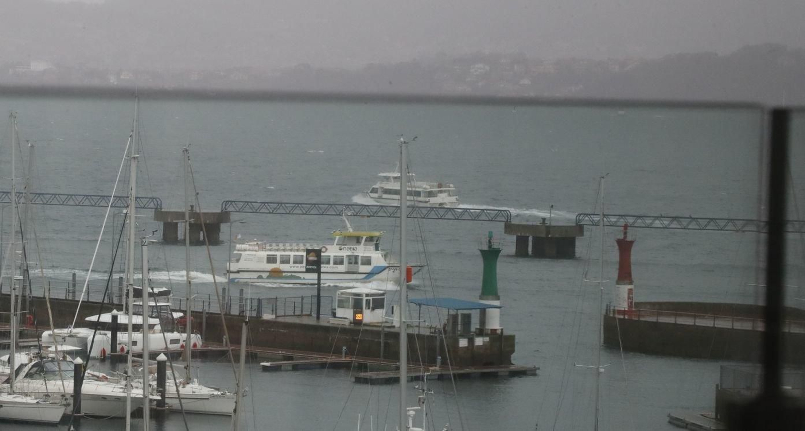 Los barcos de Cangas esta mañana // JV Landín