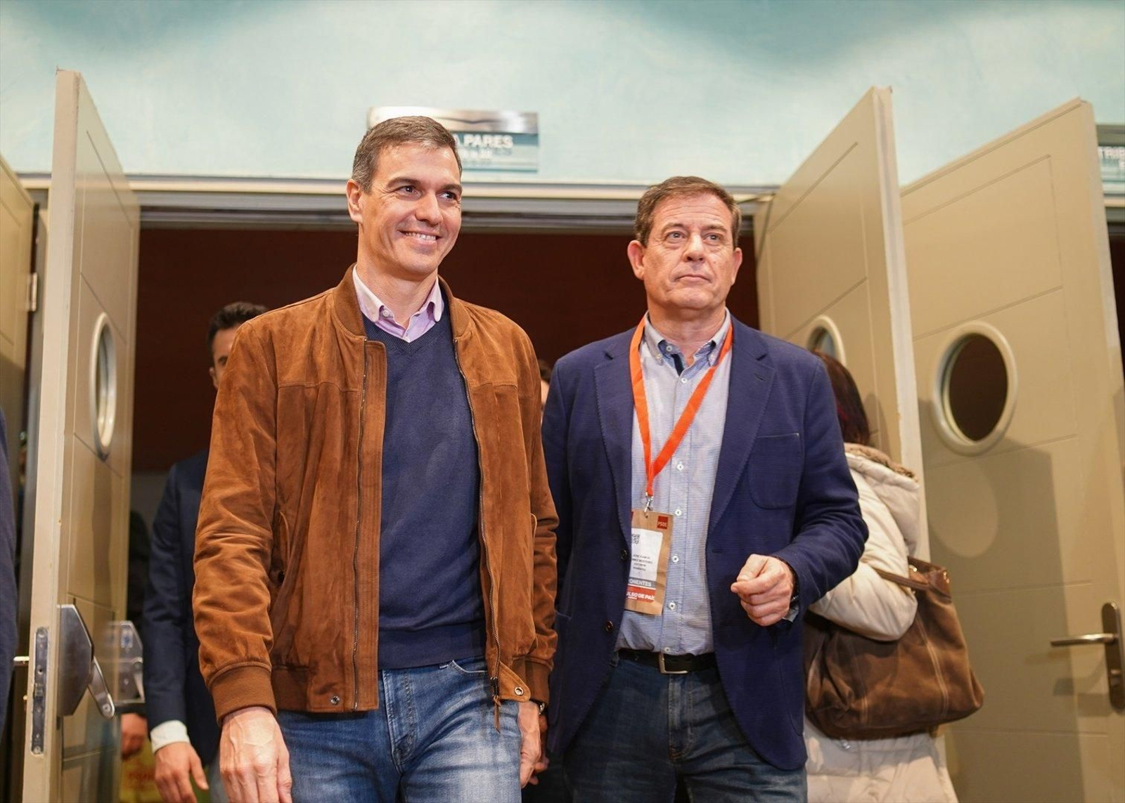 El presidente del Gobierno, Pedro Sánchez, y el candidato del PSdeG a presidir la Xunta de Galicia, José Ramón Gómez Besteiro, durante la convención política del PSOE en A Coruña. // EP