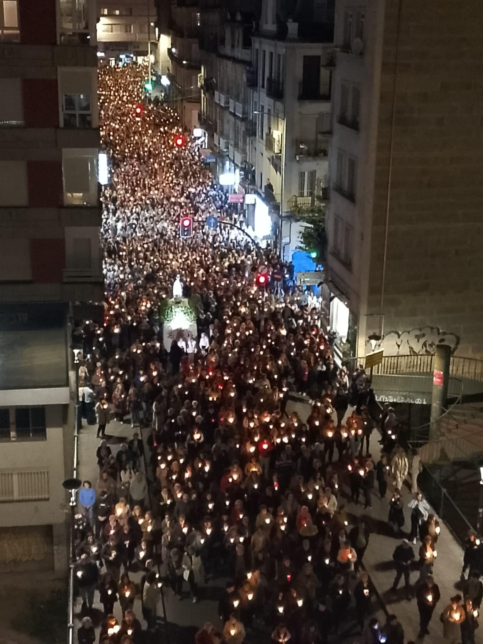 Fieles de todas las edades portaron sus antorchas y velas encendidas en señal de promesa, agradecimiento y fe.