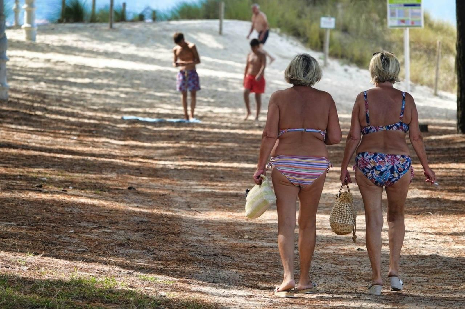 Personas pasean en bañador. // Vicente Alonso