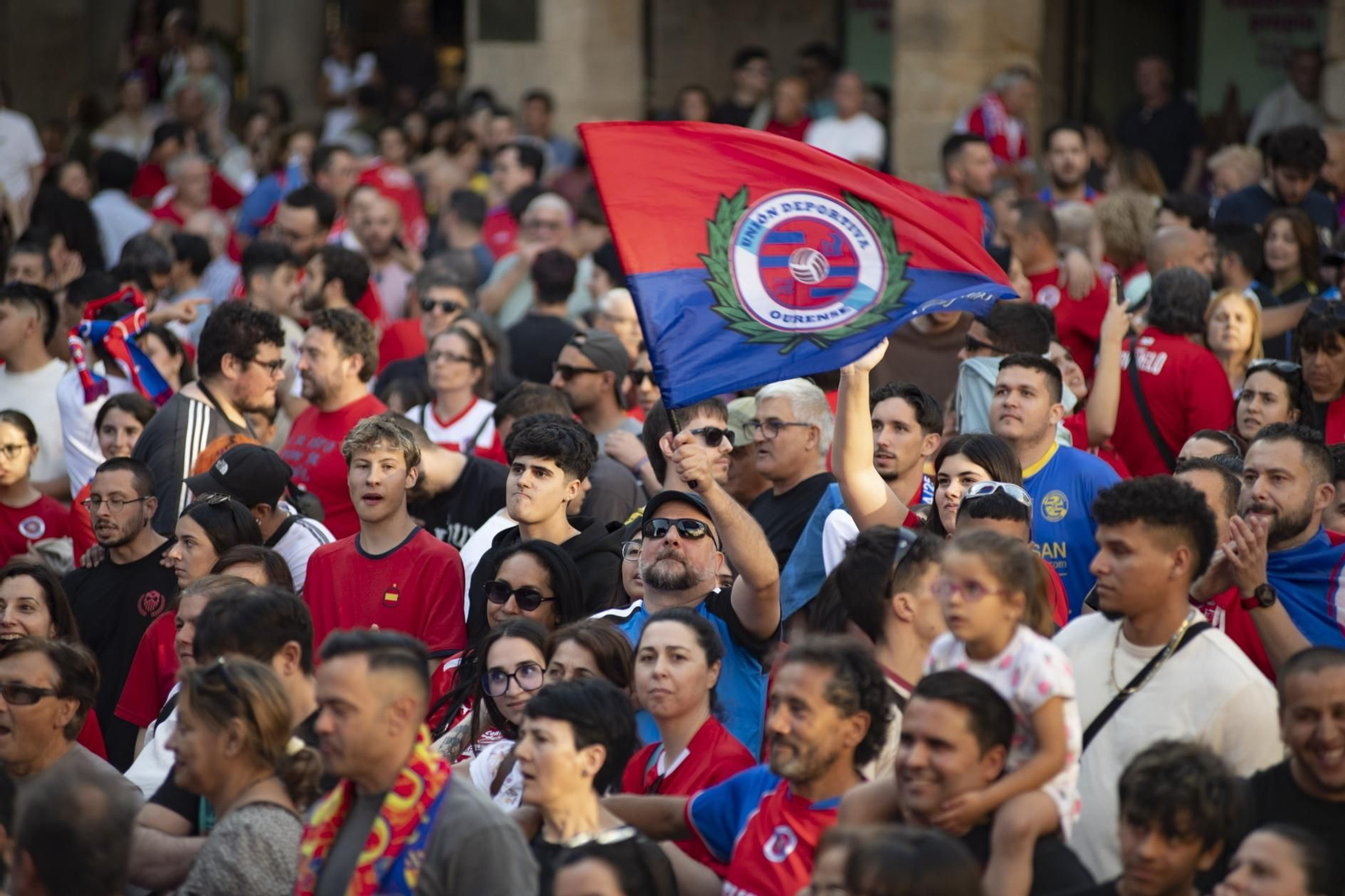 Galería | La aplaudida acogida de los unionistas a la UD Ourense contrasta con la pitada a Jácome en la Plaza Mayor, en fotos