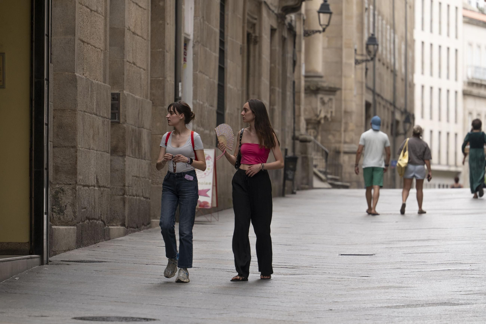 Galería | Ourense vive el calor extremo con los abanicos y helados como aliados