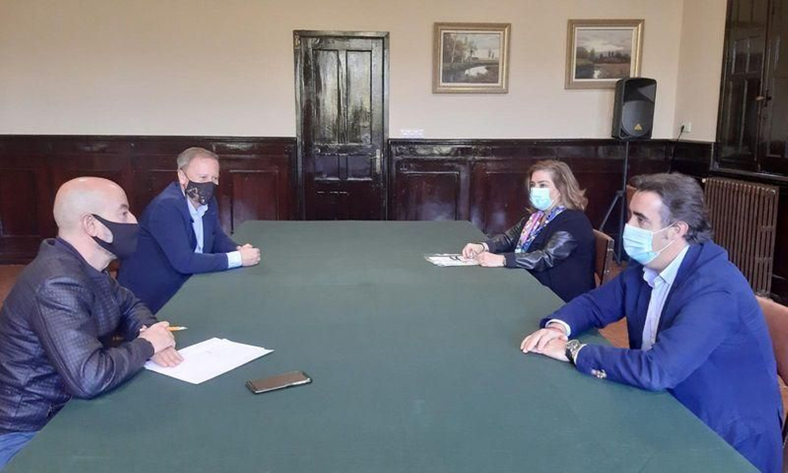 José Araújo –promotor de la reunión–, Rafael Villarino, Flora Moure y Jorge Pumar, reunidos este lunes en el Liceo.