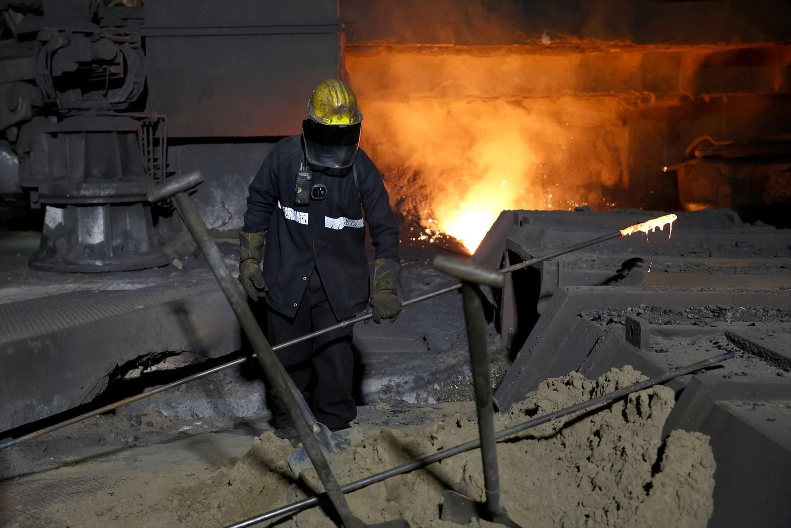 Un trabajador siderúrgico en uno de los altos hornos de la planta de British Steel en Scunthorpe