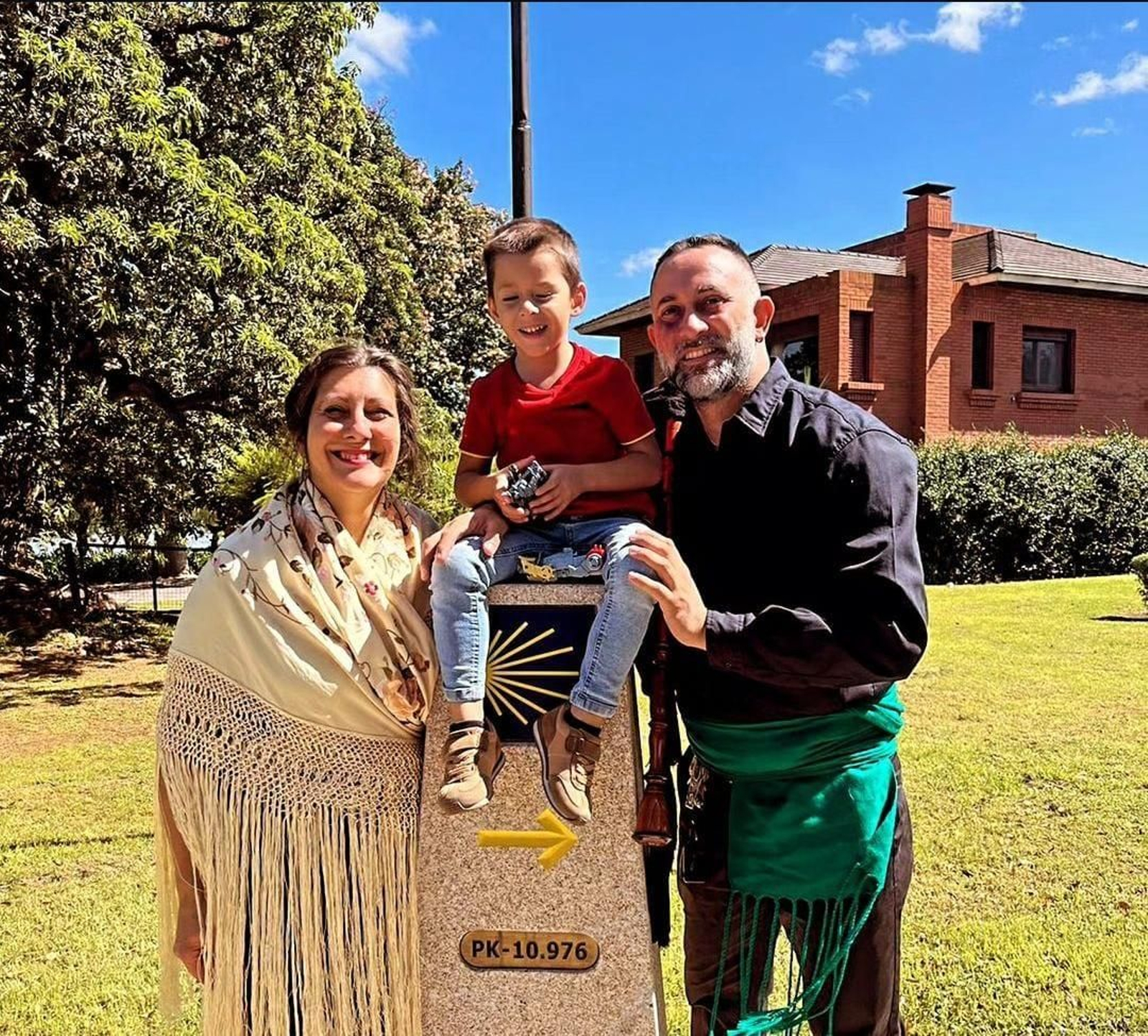 Pablo Flores en Chascomús, junto al Mojón emplazado allí, con María Eugenia y Santiaguito.