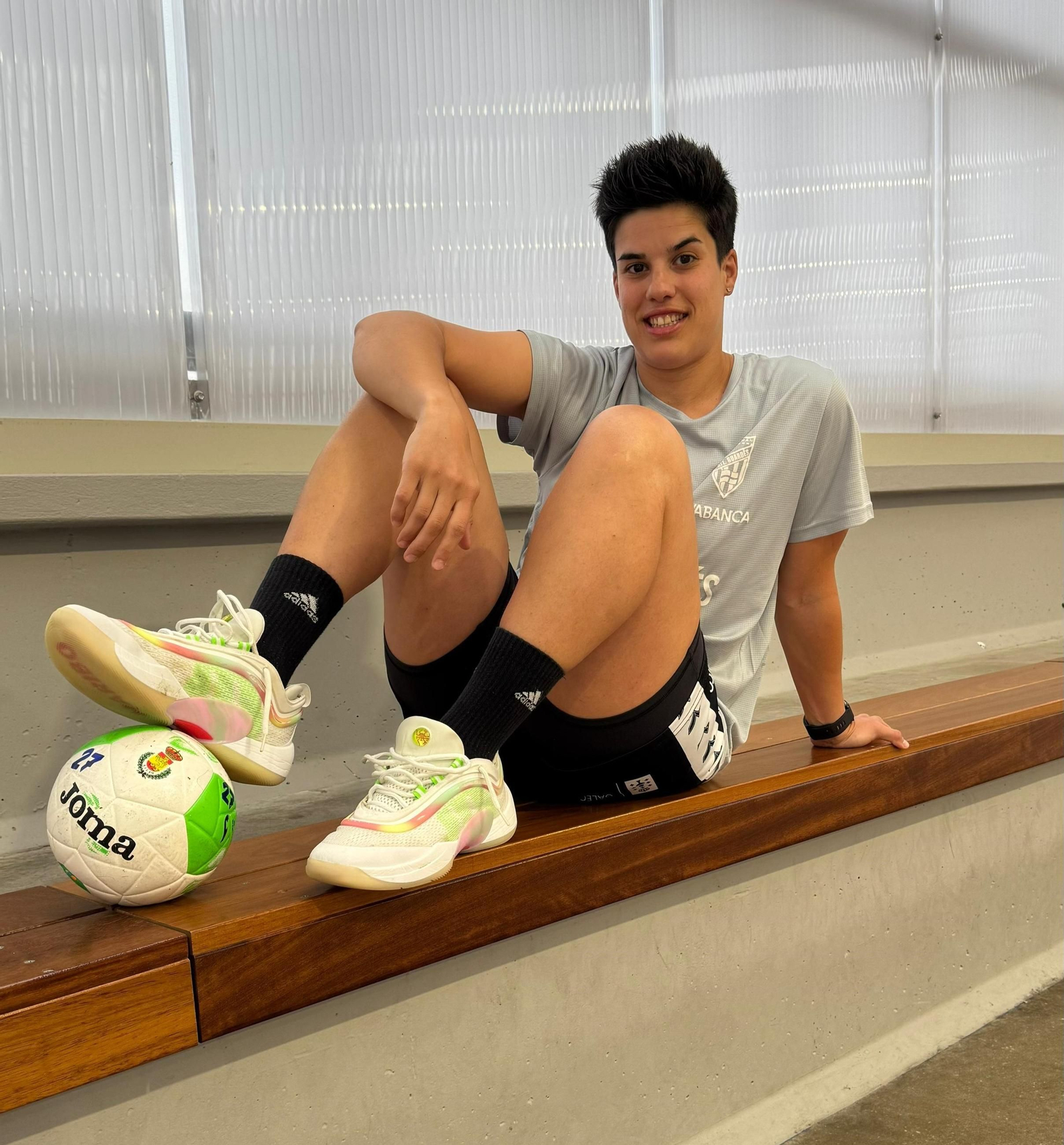 Cifuentes juguetea con un balón en la grada del recint miñoto.