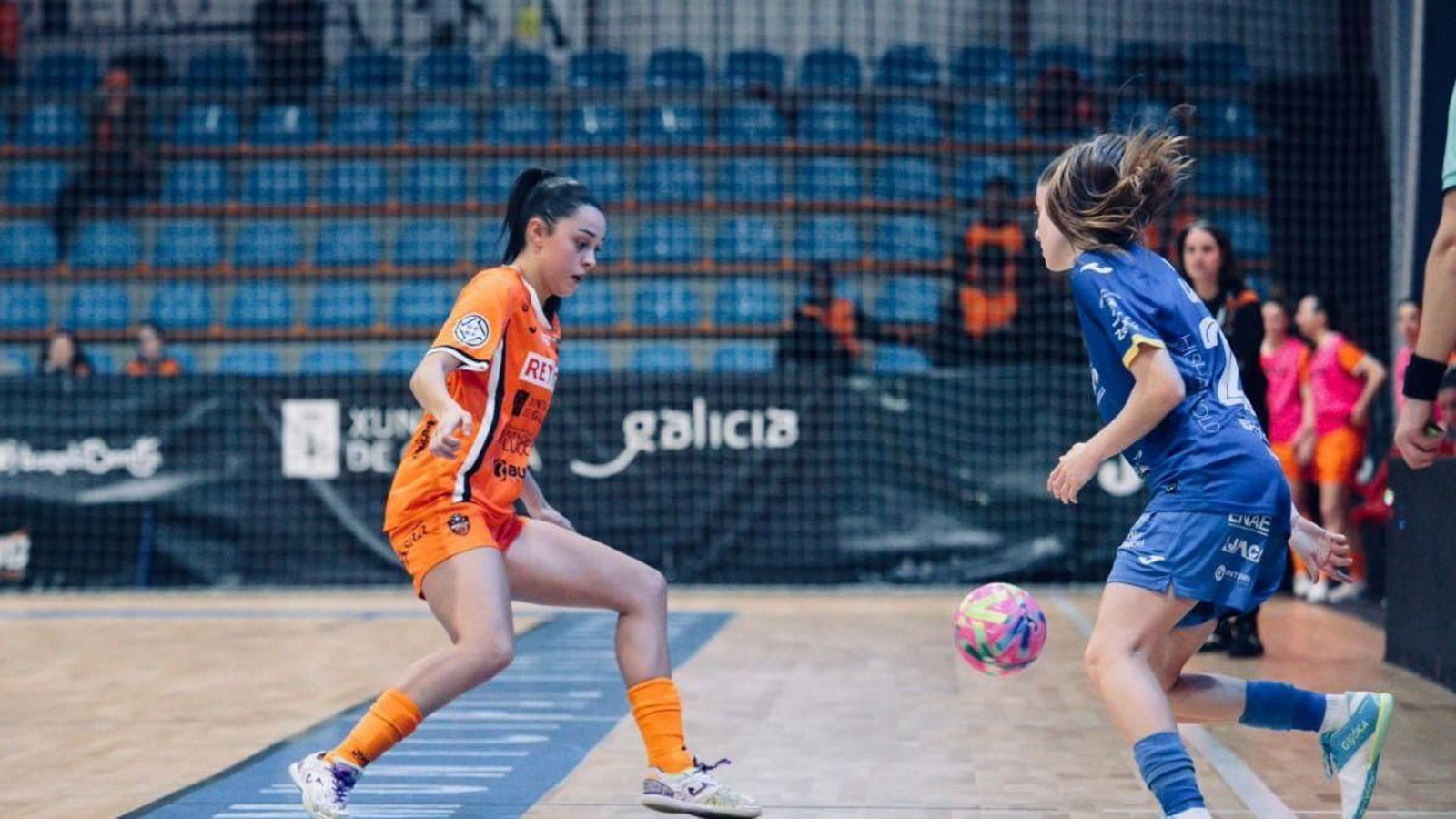 La ala portuguesa Cata, nueva jugadora del Ontime, con la pelota en el partido ante el Burela.