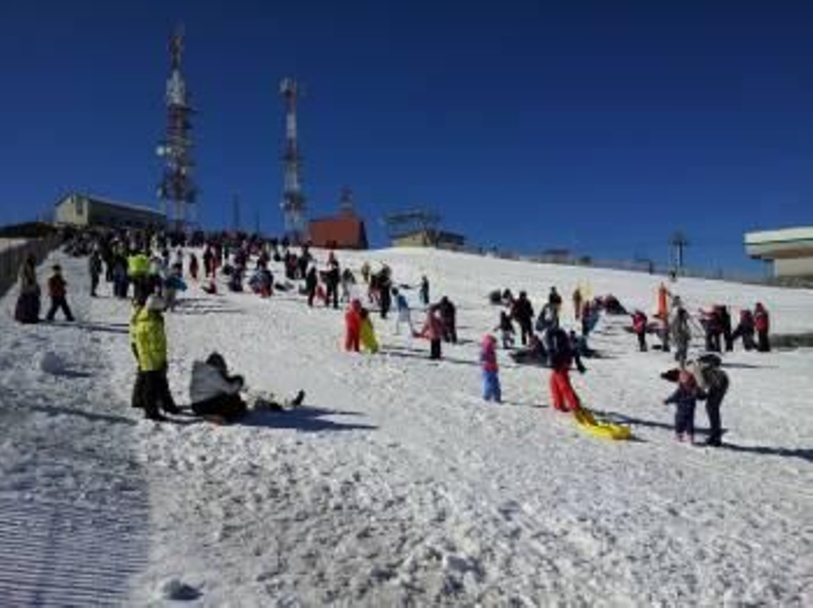 Numerosas personas disfrutan con la nieve de la estación de montaña, el pasado fin de semana. (Foto: LUIS BLANCO)