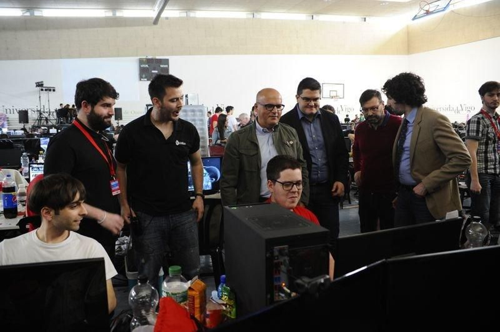 Imagen de Baltar visitando la "Lan Party" en el campus.