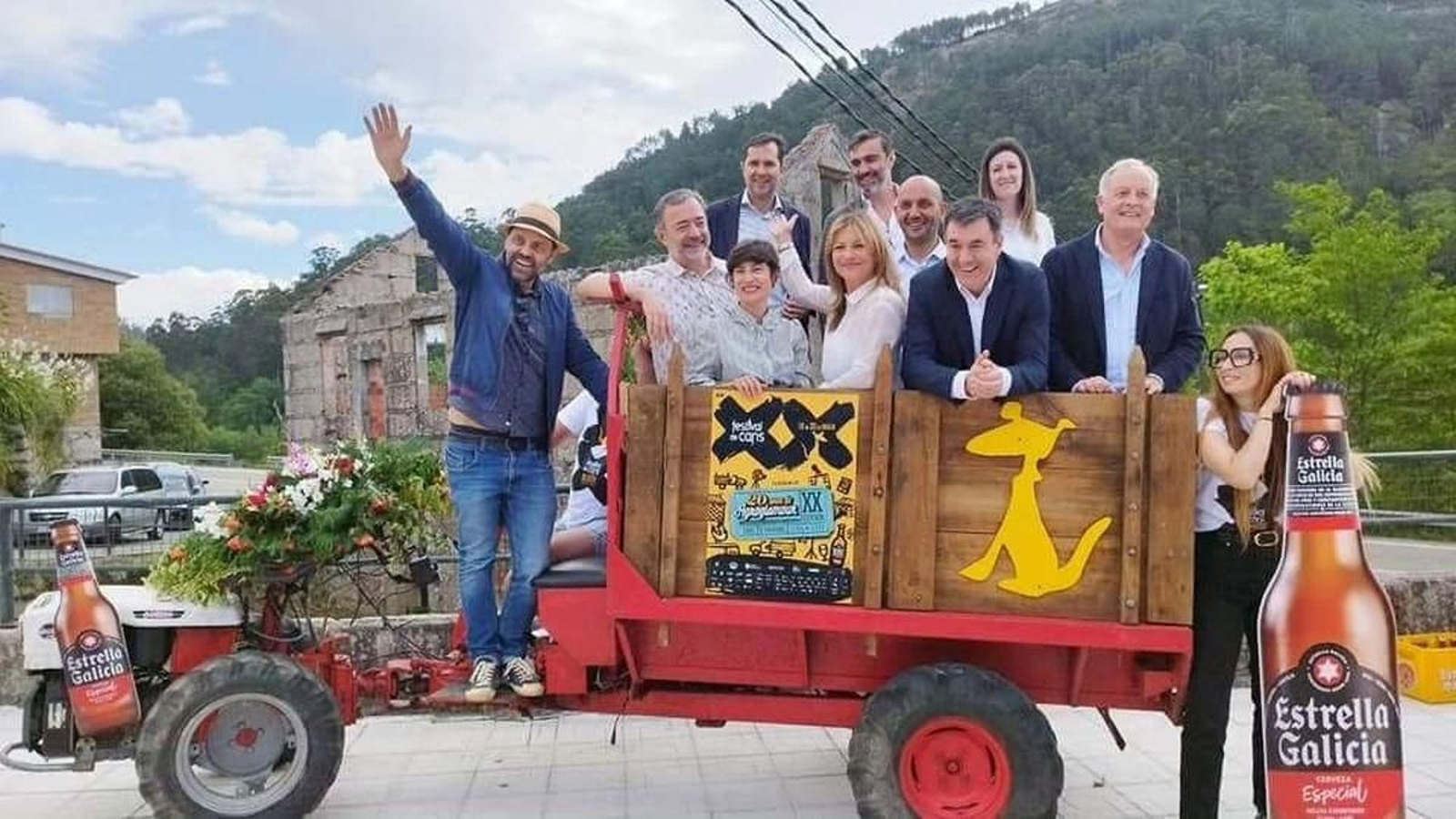 El chimpín icónico del festival, ayer, con los protagonistas a bordo.