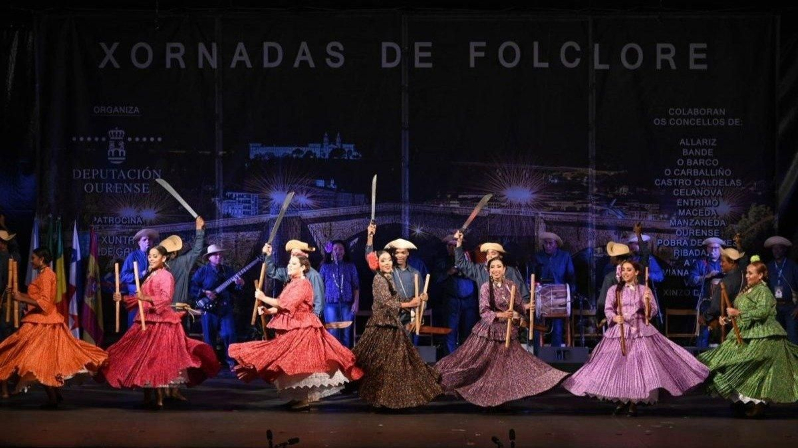 Actuación das Xornadas de Folclore onte pola noite no Carballiño (Foto: Martiño Pinal).