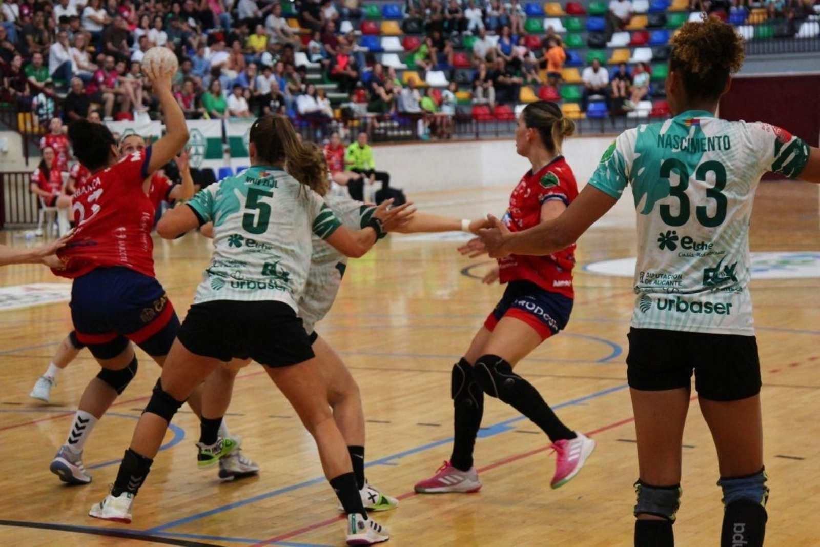 La pivote viguesa Carmen Prelchi trata de encontrar a Malena Valles en presencia de Mica Casasola durante el encuentro de ayer Elche.