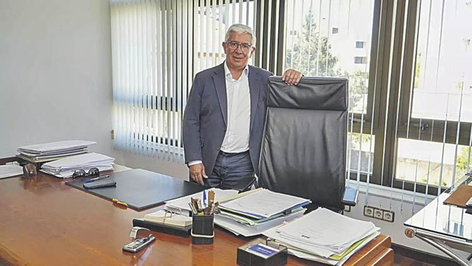 Ernesto Regueira, en el despacho de su notaría.