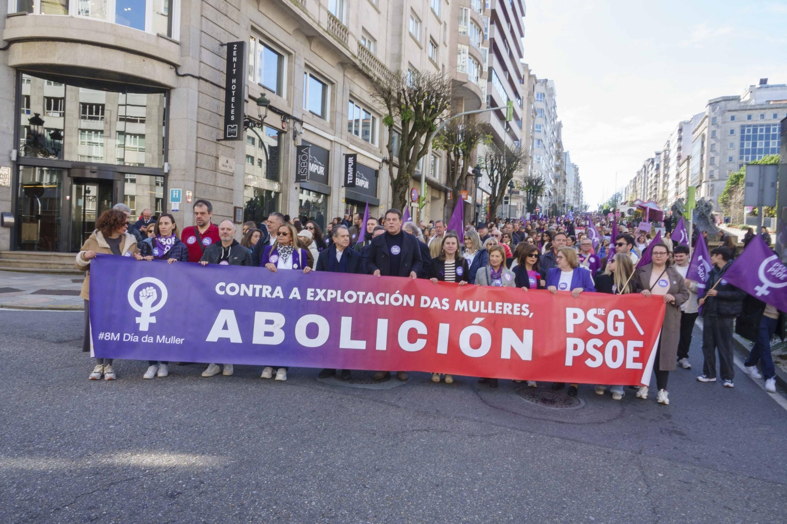 Galería | Las calles de Vigo se pintan de morado por el Día Internacional de la Mujer