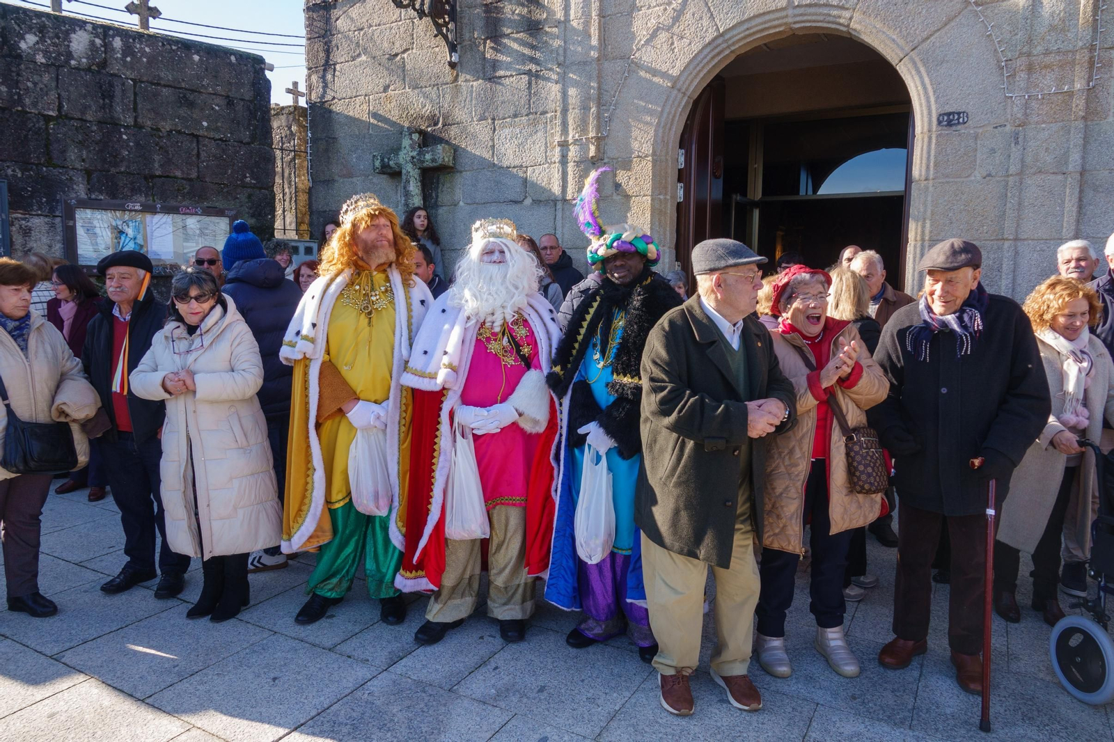 Los Reyes Magos asisten a misa en Valladares acompañados por las rondallas