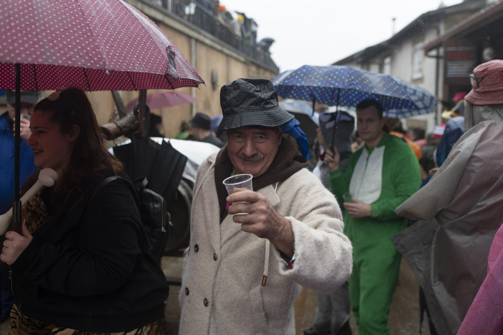 Galería | La farrapada conquista Laza antes de la salida de los Peliqueiros