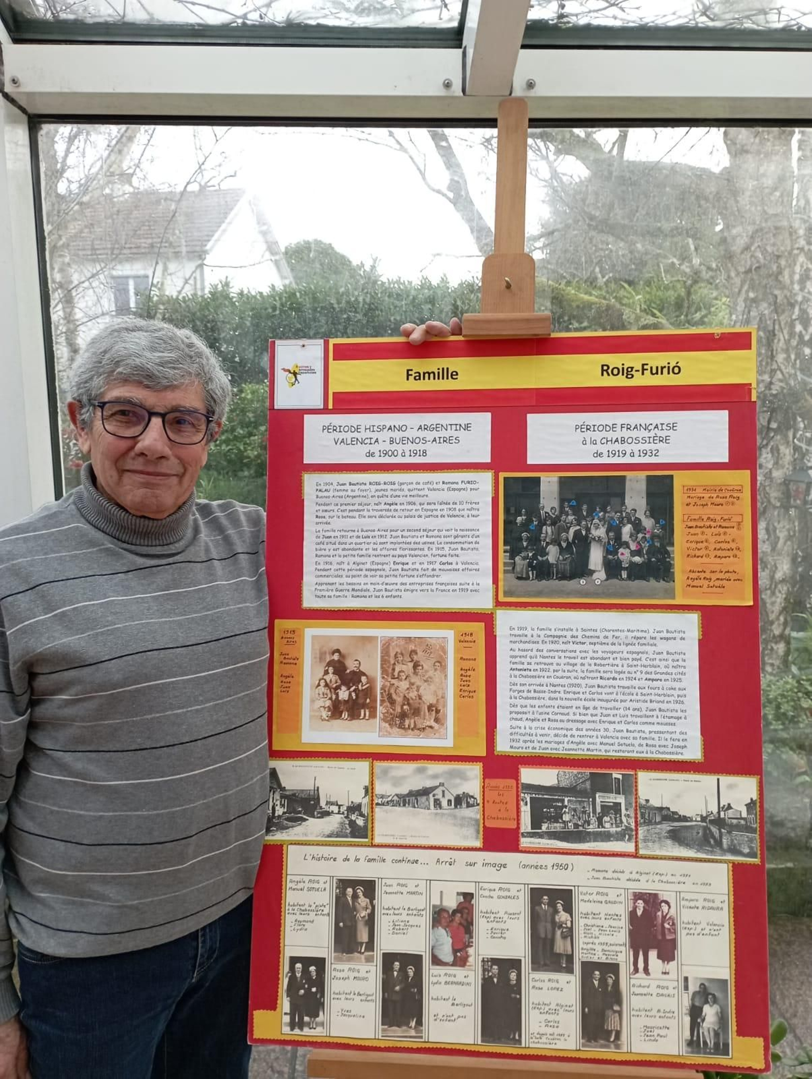 Carlos Roig junto a un cartel que reconstituye la historia emigrante de su familia