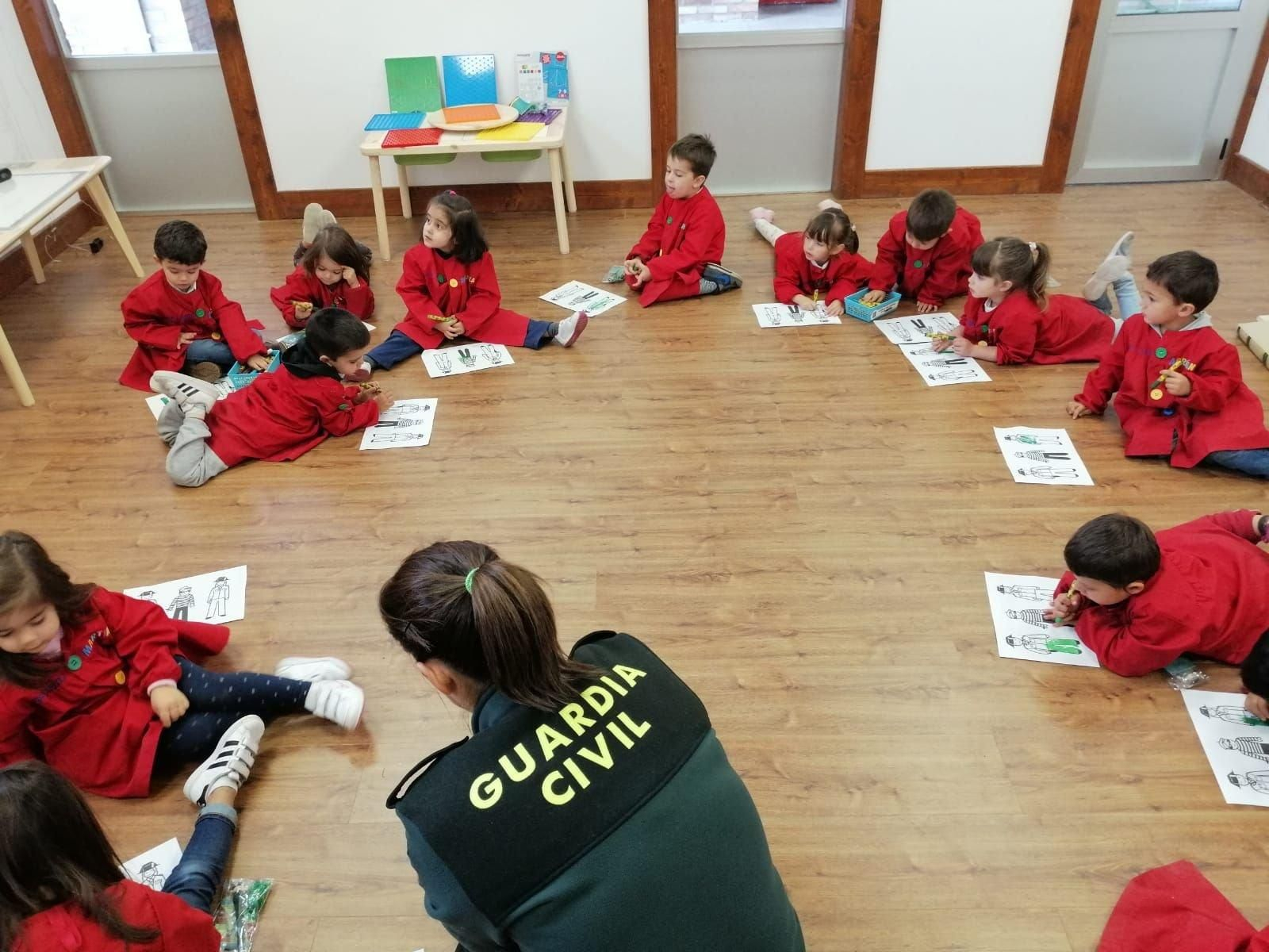 Mar Alonso con su hija en el momento en que explicaba los diferentes elementos del uniforme de guardia civil.