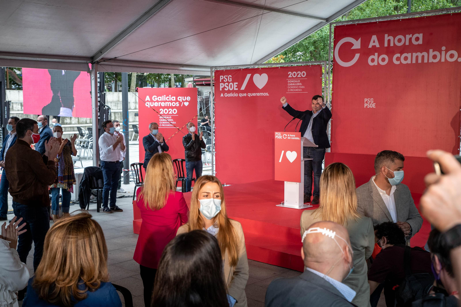 OURENSE (XARDÍNS DO POSÍO). 27/06/2020. OURENSE. El presidente del gobierno, Pedro Sánchez, acompaña al candidato a la Xunta de Galicia, Gonzalo Caballero y a Marina Ortega en un mitin del PSdeG-PSOE. FOTO: ÓSCAR PINAL