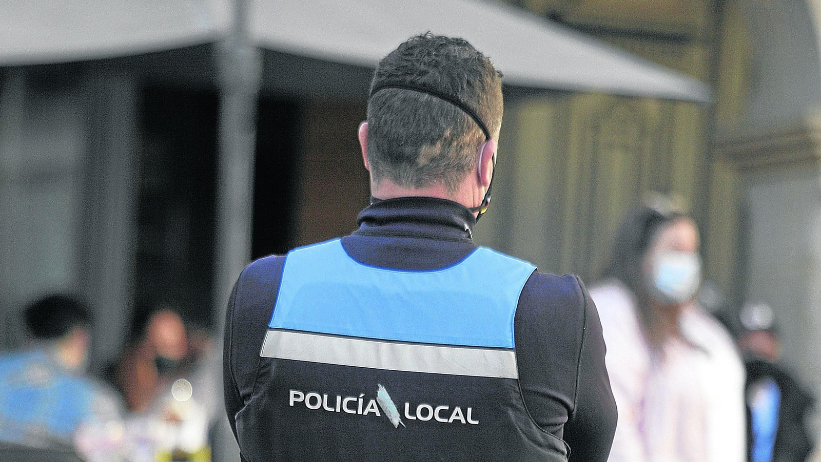 Un policía Local vigila el cumplimiento de la normas en la ciudad.