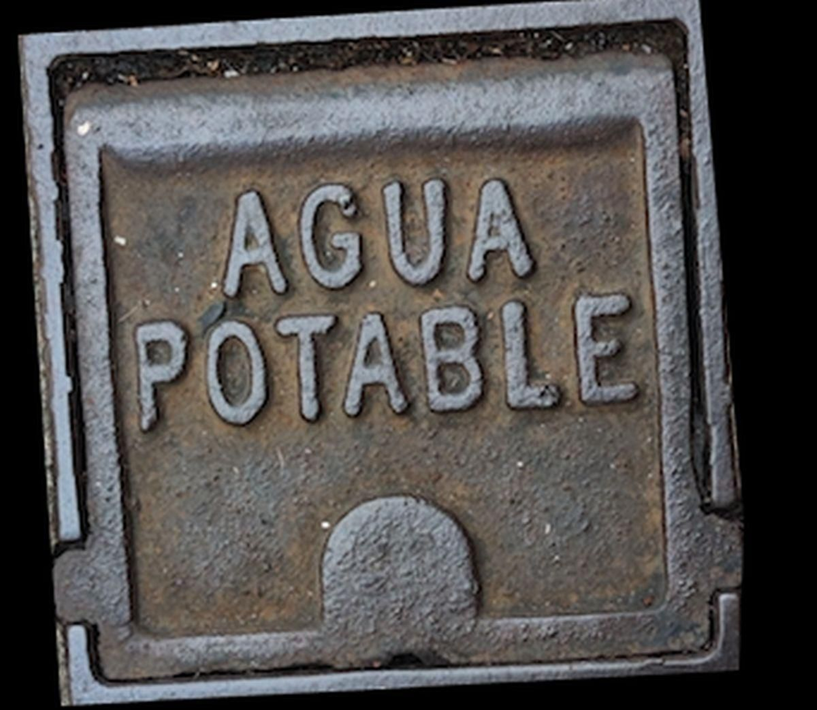 Bodegón de tapas de toma de agua con diferentes diseños y bonitos tipos de letra. Son las mas pequeñas de tamaño.