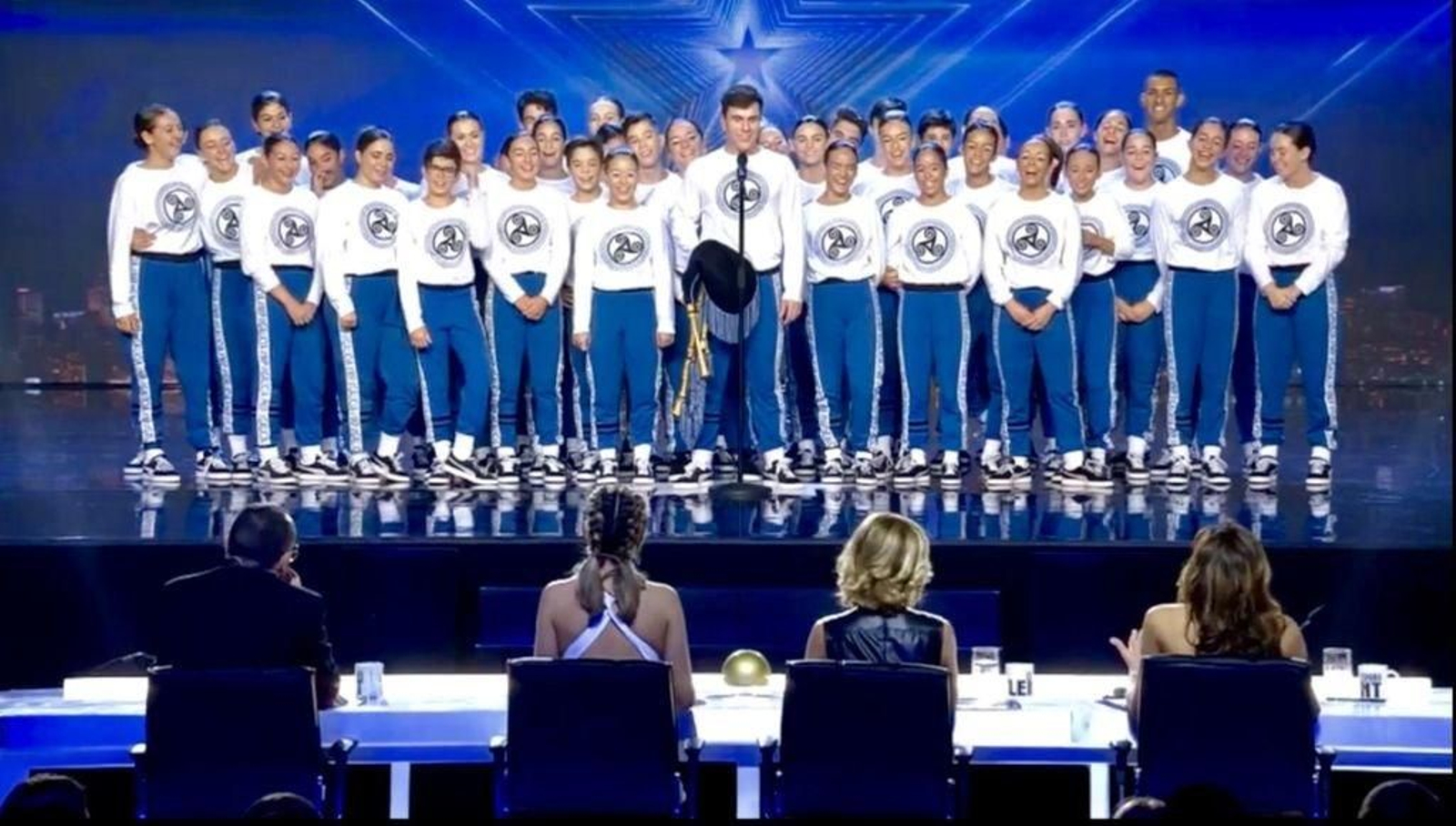 El momento de la presentación de los cincuenta alumnos de la escuela de danza viguesa, Media Punta, ante el jurado de “Got Talent”.