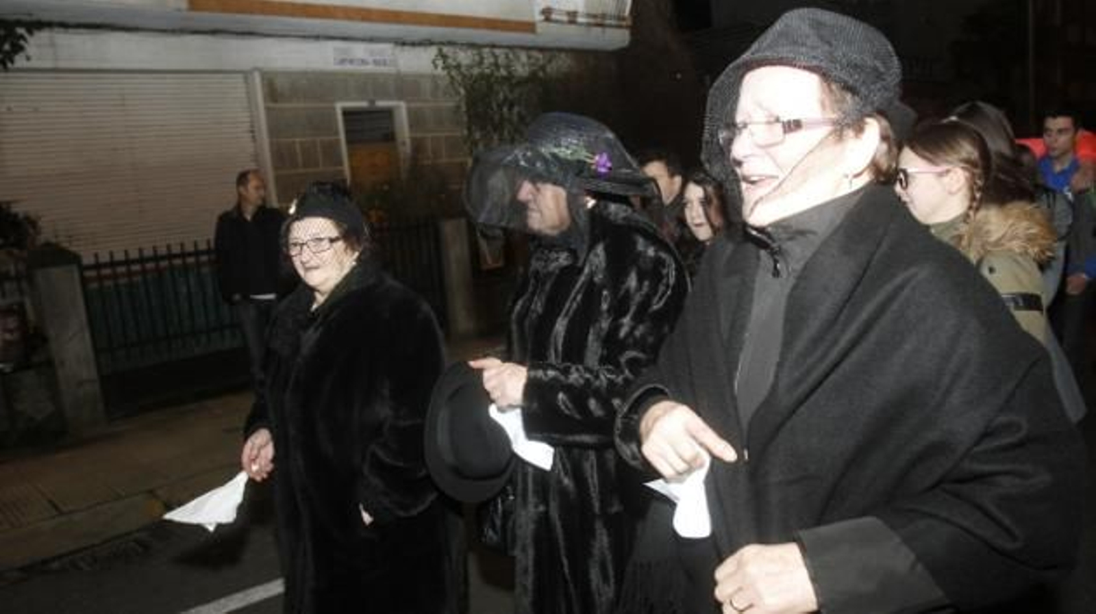 Las viudas de A Valenzá vistiendo el riguroso luto