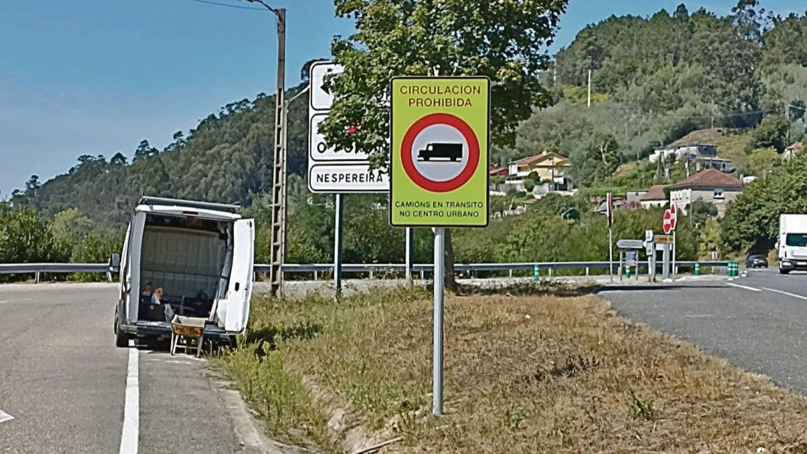El Ayuntamiento de Redondela ha instalado señales informando de la prohibición del paso de camiones.