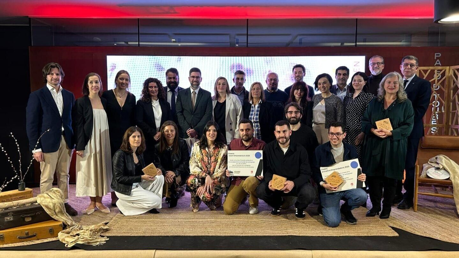Foto de familia de los premiados por la Asociación de Jóvenes Empresarios.