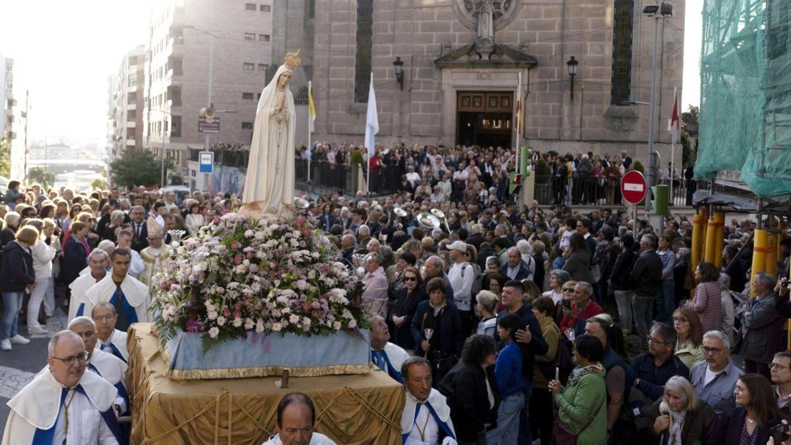 Un momento de la procesión, que se inicia en el entorno de la iglesia de Fátima, en Vía Norte.