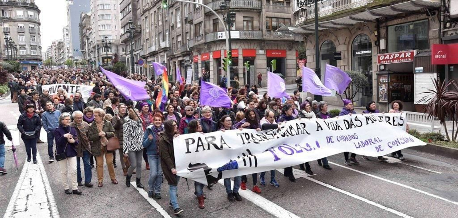 La marcha feminista recorre las calles de Vigo 23