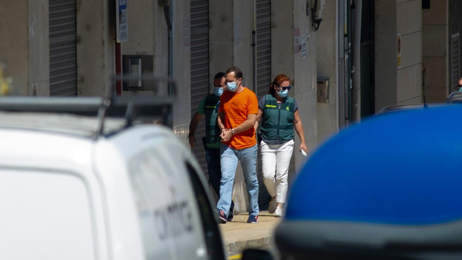 José Miguel Martínez Campos escoltados por guardias civiles, tras el registro llevado a cabo en su domicilio en la rúa Vinteún.// MARTIÑO PINAL