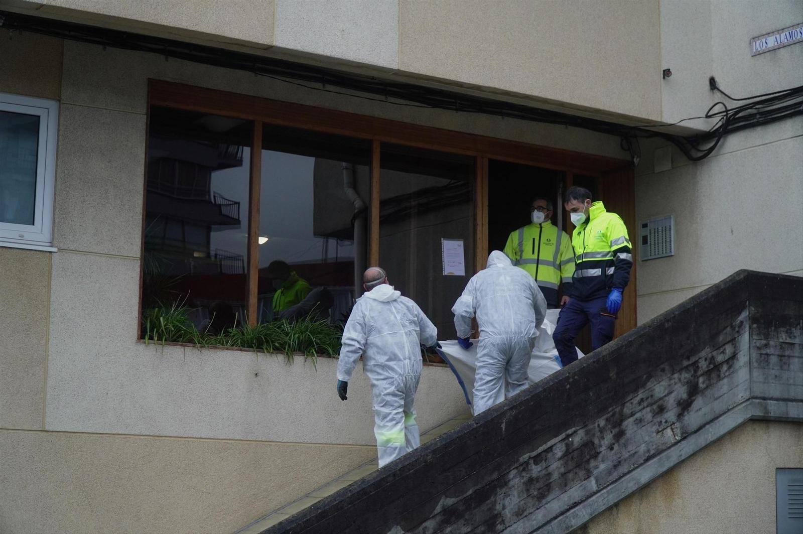 Operarios se encargan de retirarla para proceder en esta jornada al levantamiento del cuerpo.