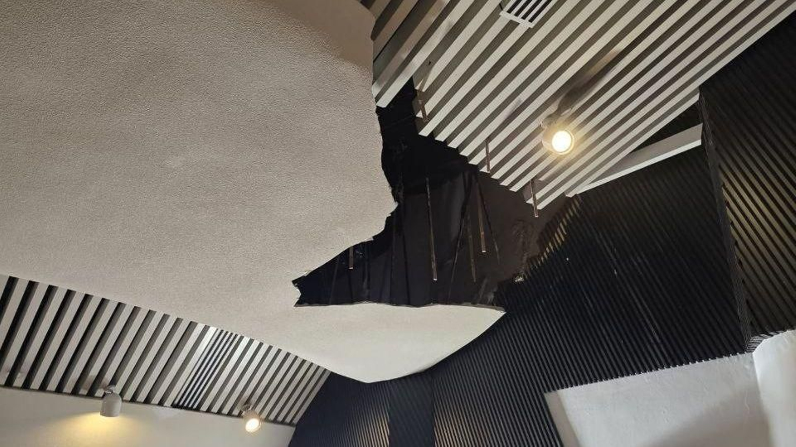 El trozo del falso techo del Teatro Principal de Pontevedra que se desprendió este viernes.