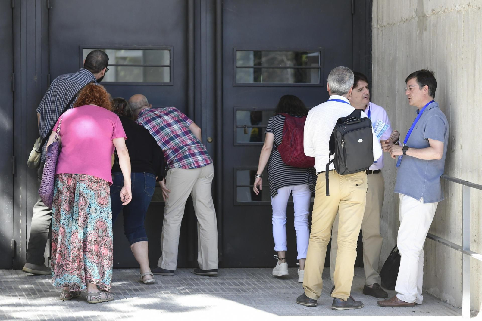 Interventores y funcionarios esperan la llegada de la jueza y la apertura de puertas del Pabellón de Convenciones del Recinto Ferial de la Casa de Campo, para el recuento final del voto CERA. (FOTO: EFE/Víctor Lerena).
