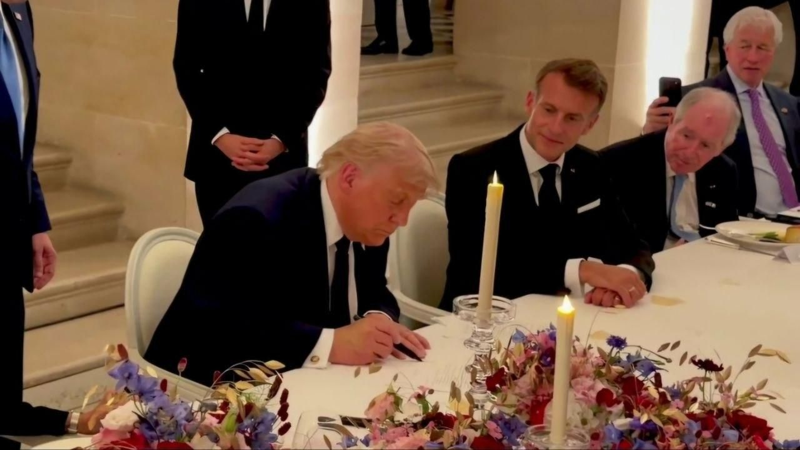 Trump firma el memorando en París.