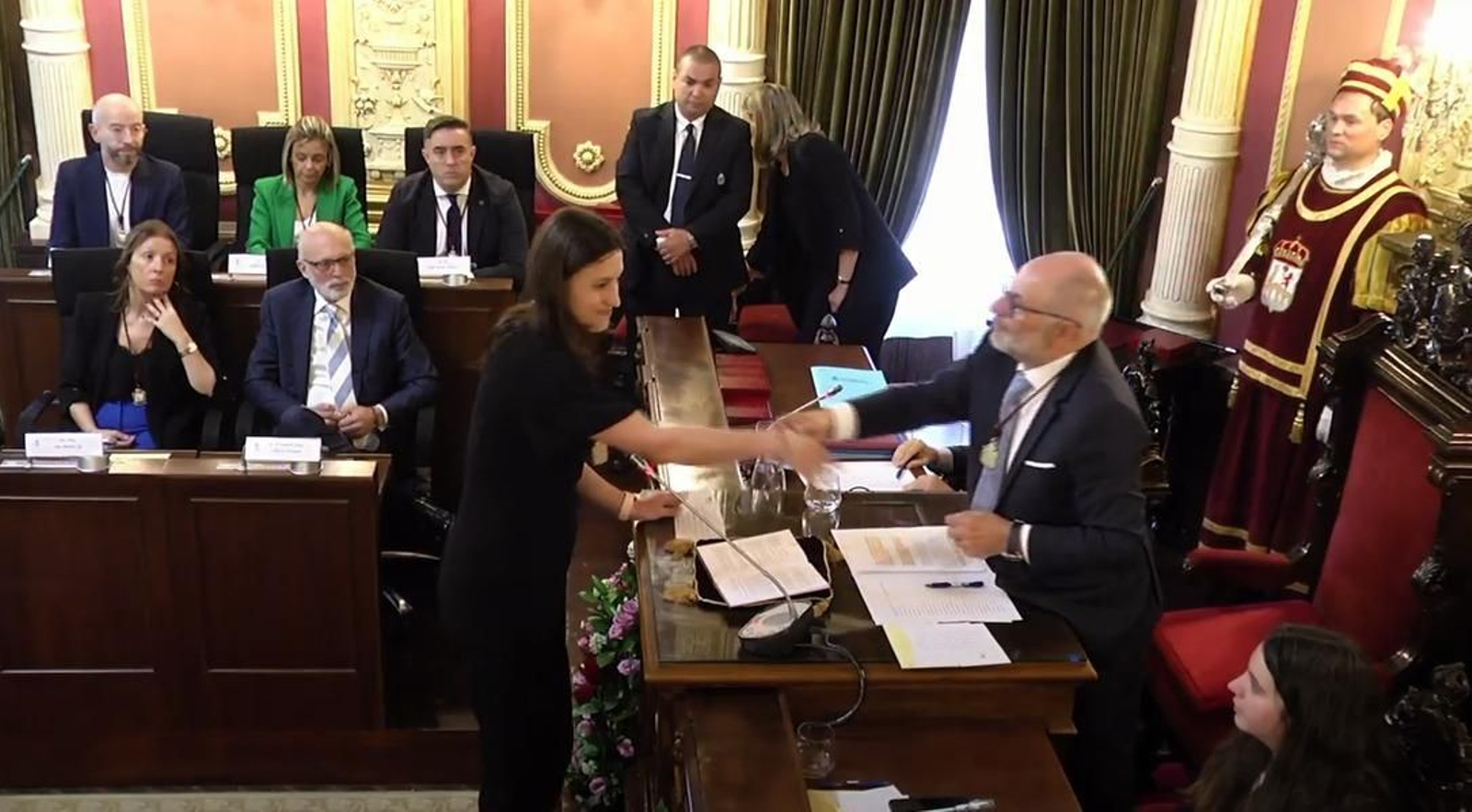 Ana Fernández se da la mano con Paco Rodríguez