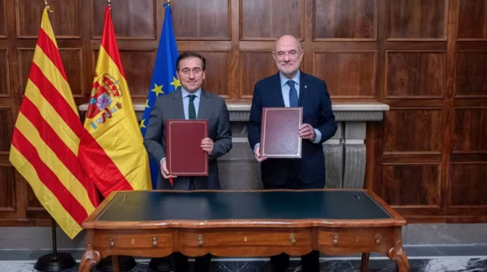 Albares y Duch durante la firma del acuerdo