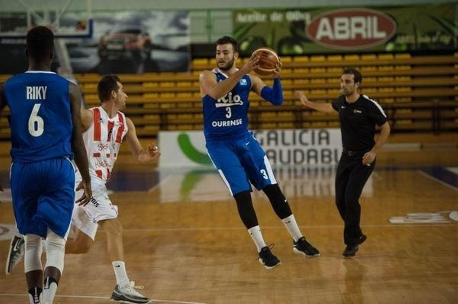 Cristian Iglesias, durante uno de los encuentros de Liga EBA disputado en el Pazo Paco Paz.