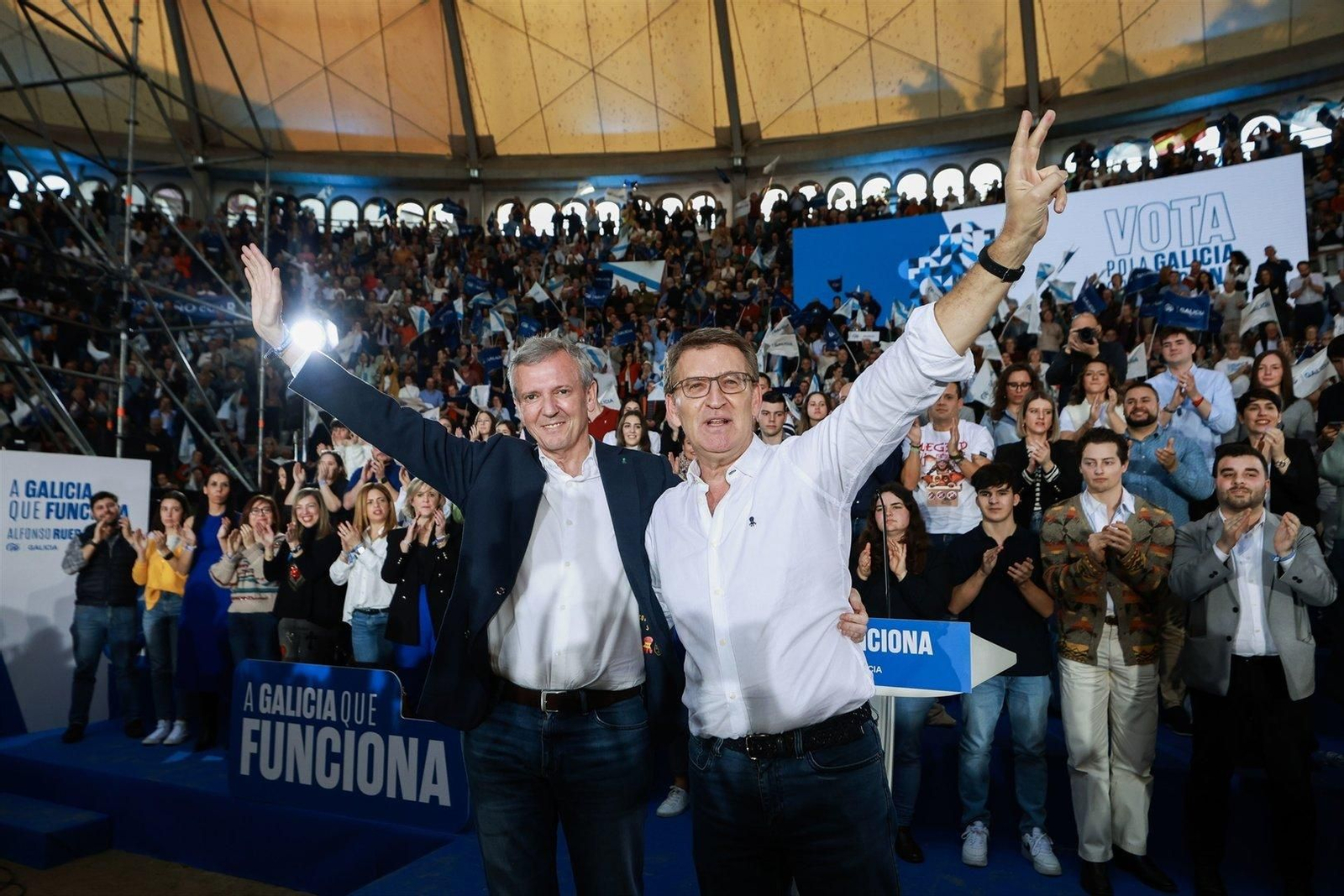 Alfonso Rueda y Núñez Feijóo saludan a los miles de simpatizantes que acudieron al mitin en la plaza de toros de Pontevedra.