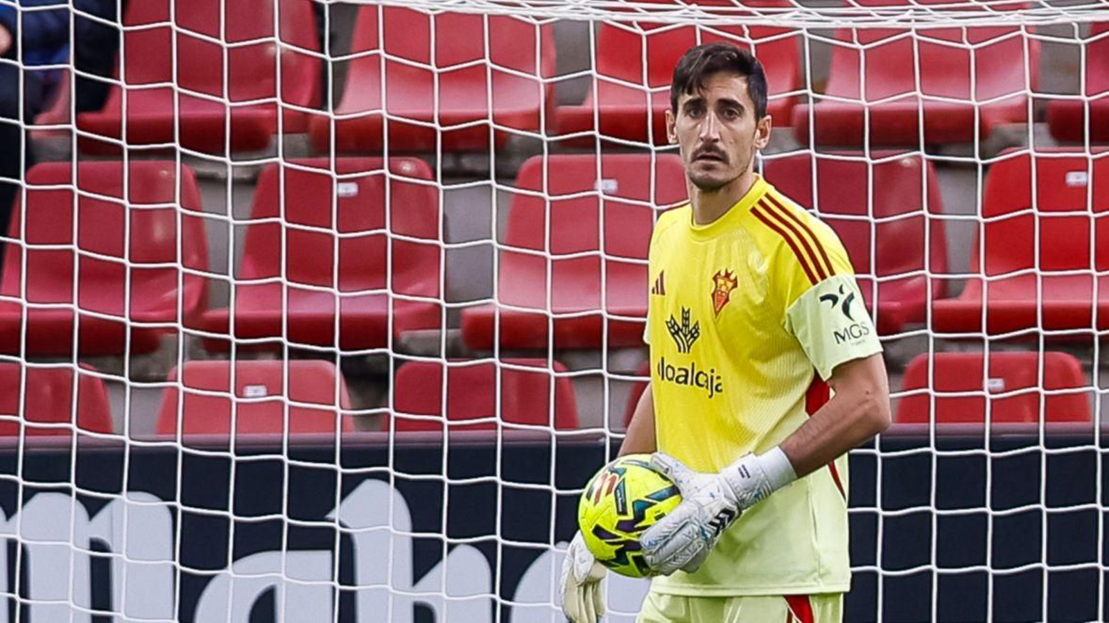 Diego Mariño sostiene el balón en un partido de la presente campaña con el Albacete.
