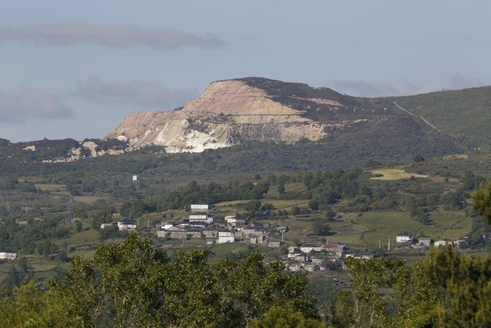 La mina de tantalio de Penouta (Viana), al fondo, con el pueblo en primer término.