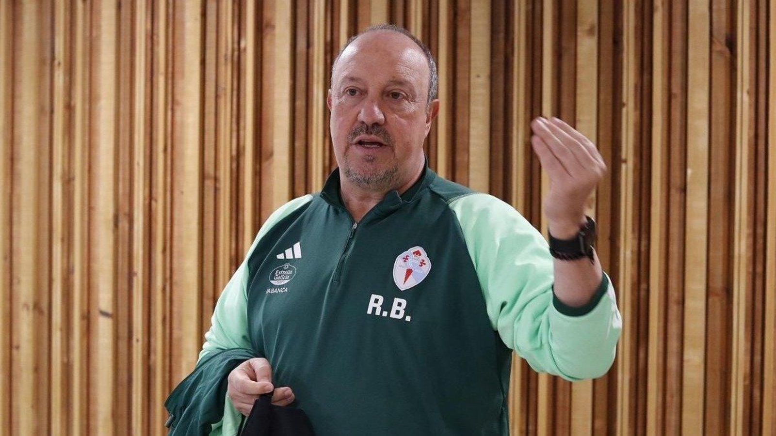 Rafa Benítez, entrenador del Celta, habla en la sala de prensa de la ciudad deportiva en Mos.