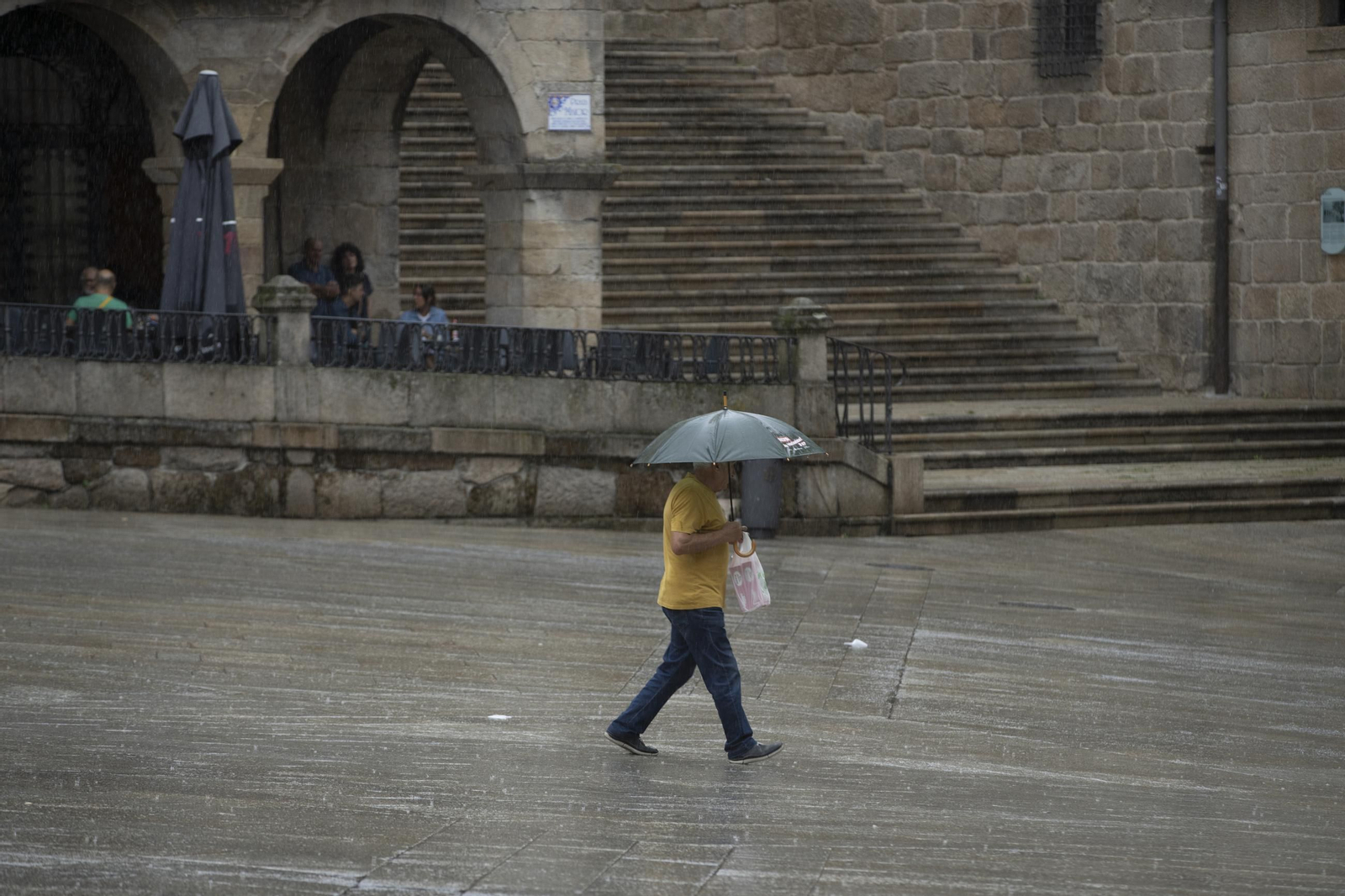 Galería | Una tormenta de verano deja Ourense pasada por agua y desploma los termómetros
