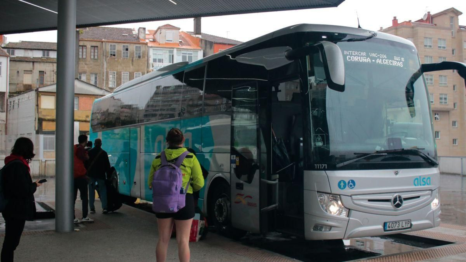 Un autobús que realiza la ruta A Coruña-Algeciras, con paso por Vigo, en la estación de autobuses de Urzaiz