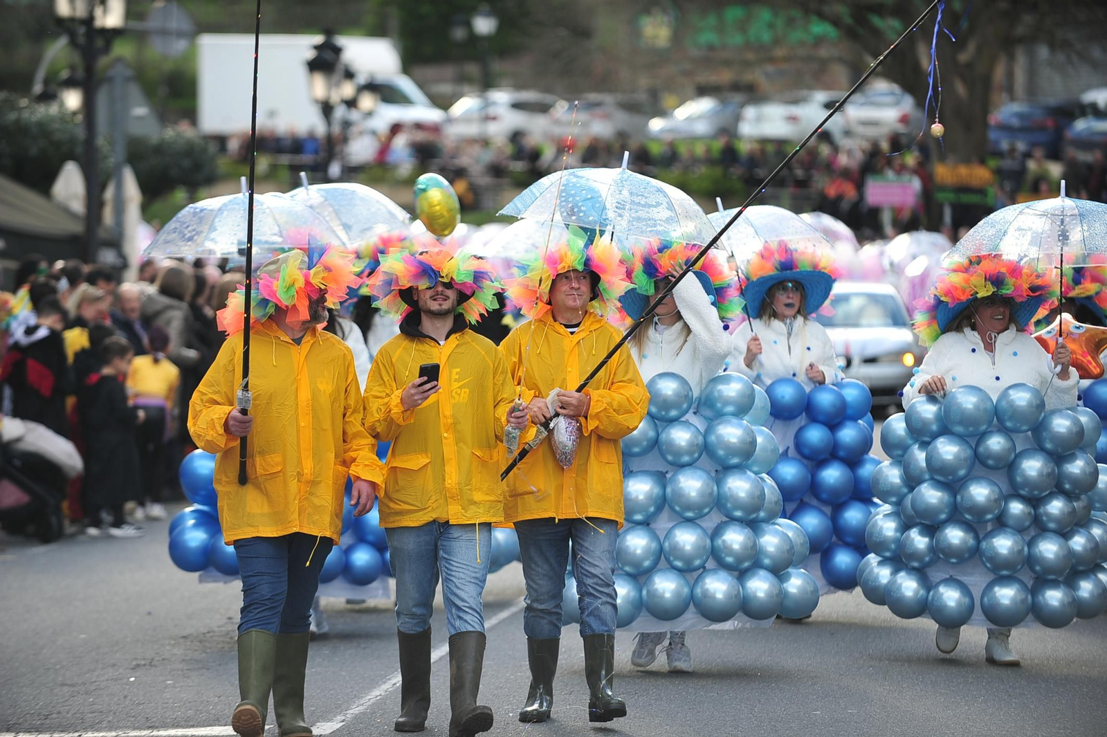 Galería | Color y retranca se pasean por las calles de A Valenzá durante su Martes de Entroido