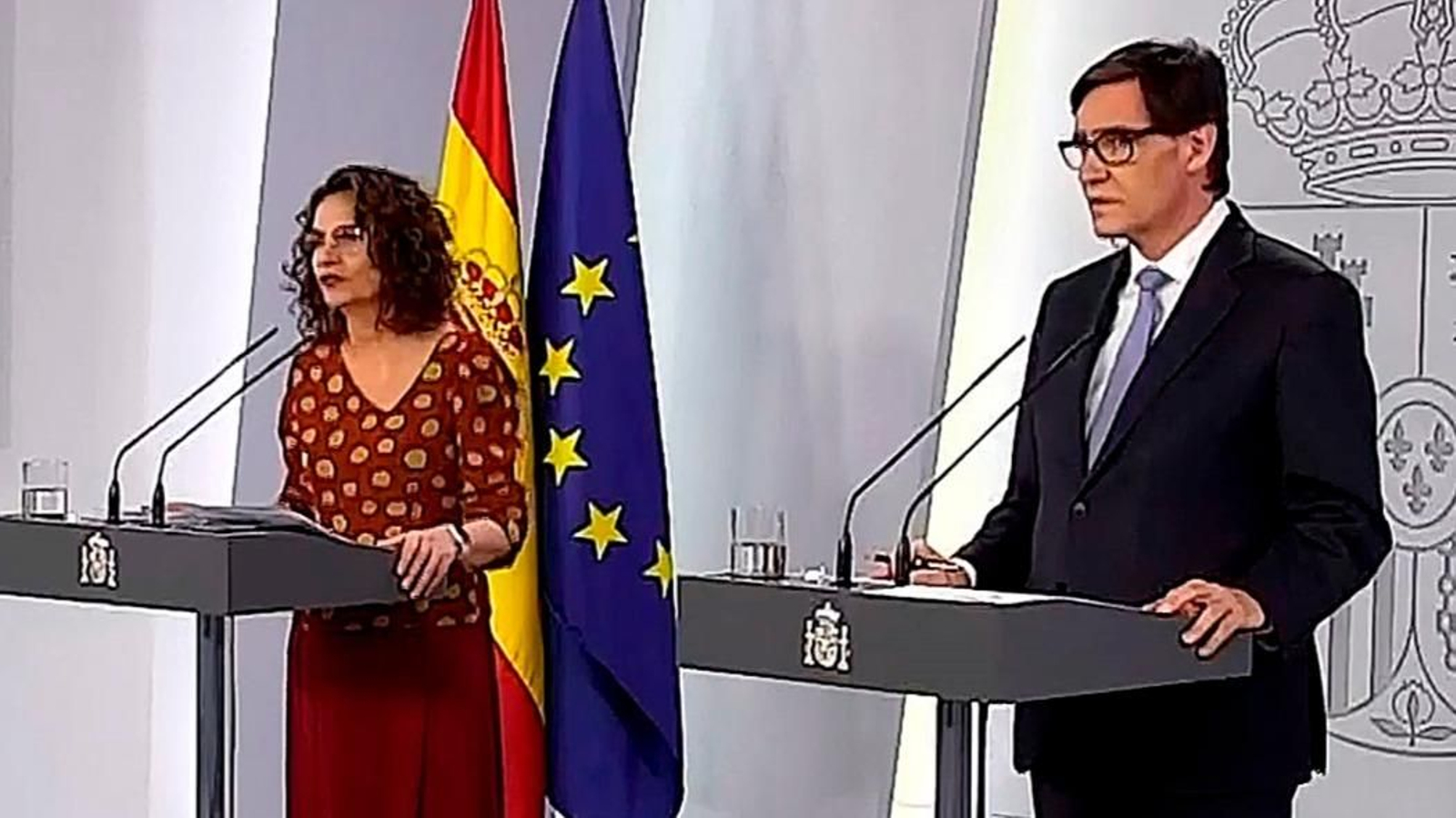 La ministra de Hacienda, María Jesús Montero (i) y al ministro de Sanidad, Salvador Illa (d)